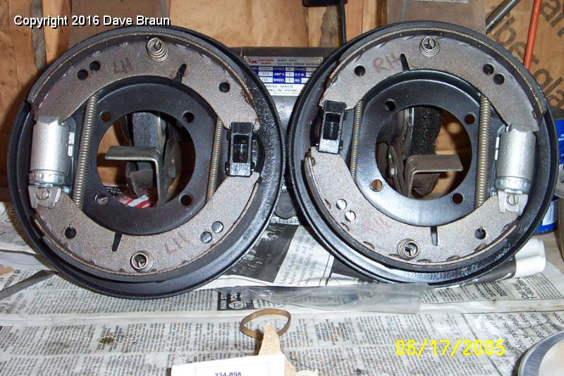 MGTD15470/Brakes/L and R rear brake shoes installed